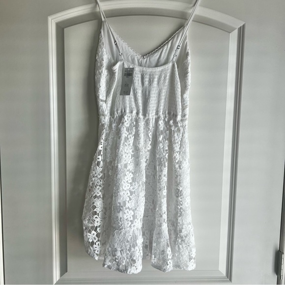 Elegant White Lace Dress - Picture 3 of 3